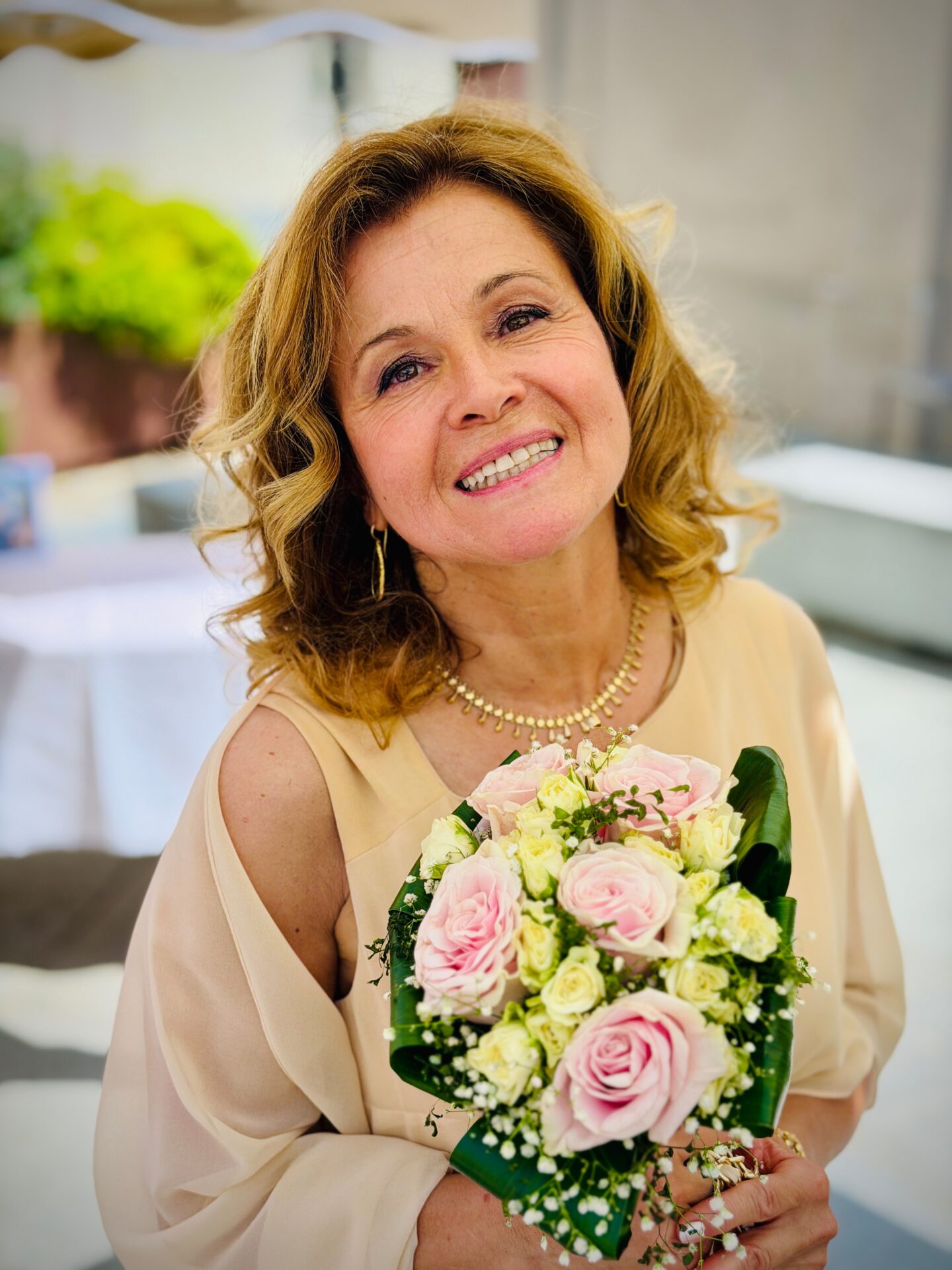 La sposa con il bouquet rosa e bianco