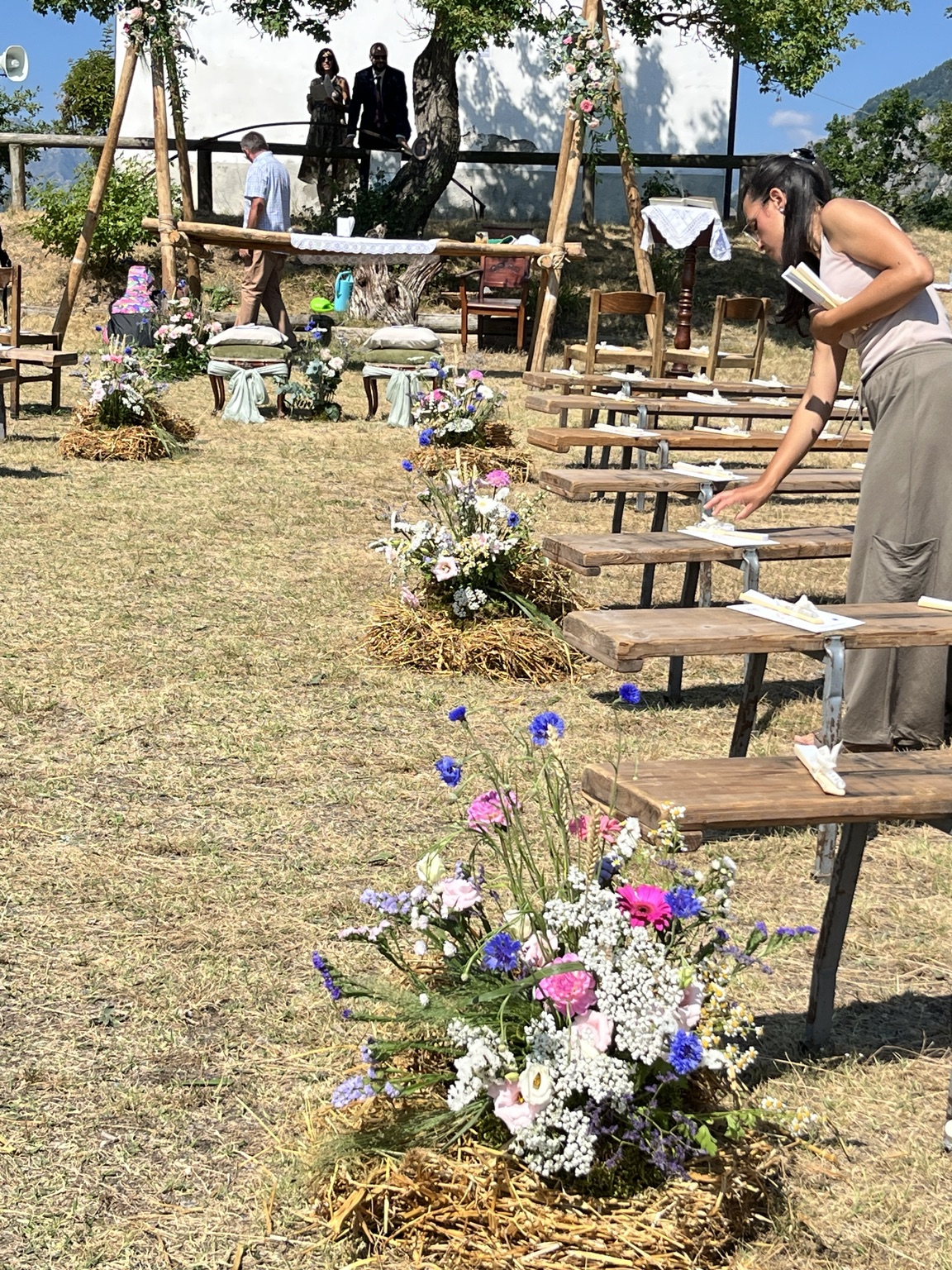 Esmeralda prepara gli allestimenti della cerimonia in montagna