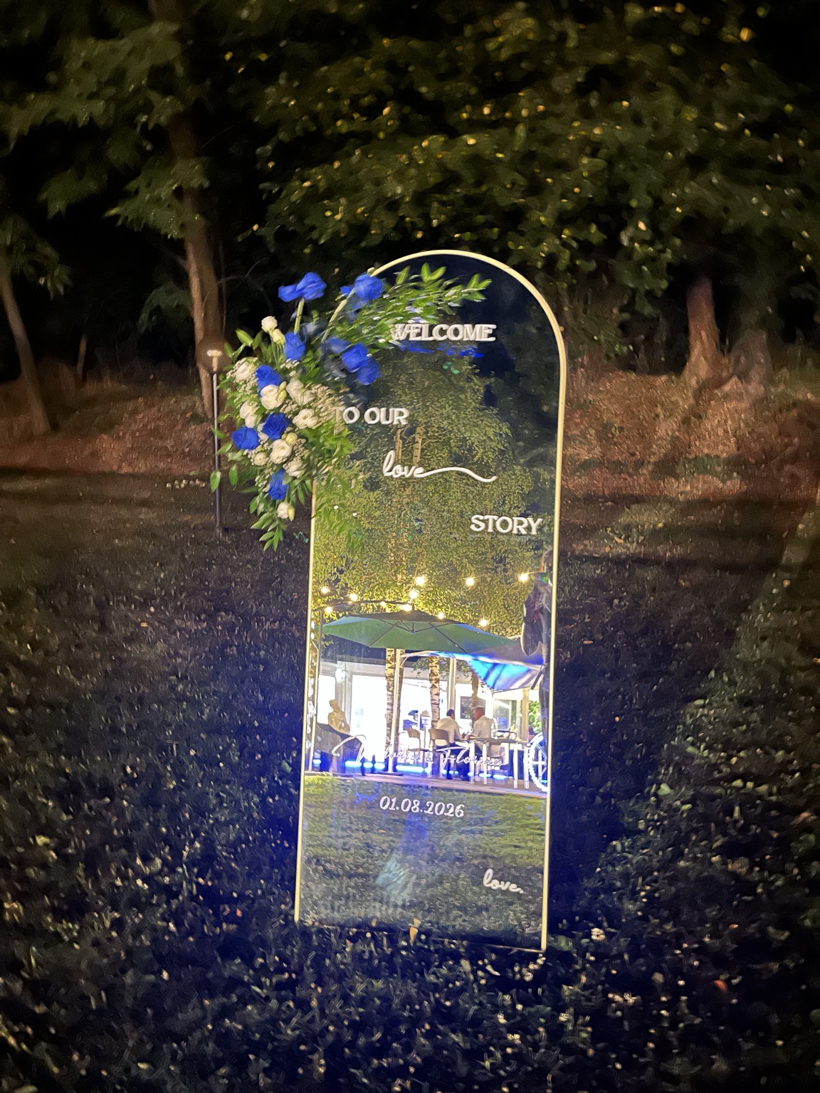Benvenuto al matrimonio con decorazione floreale blu