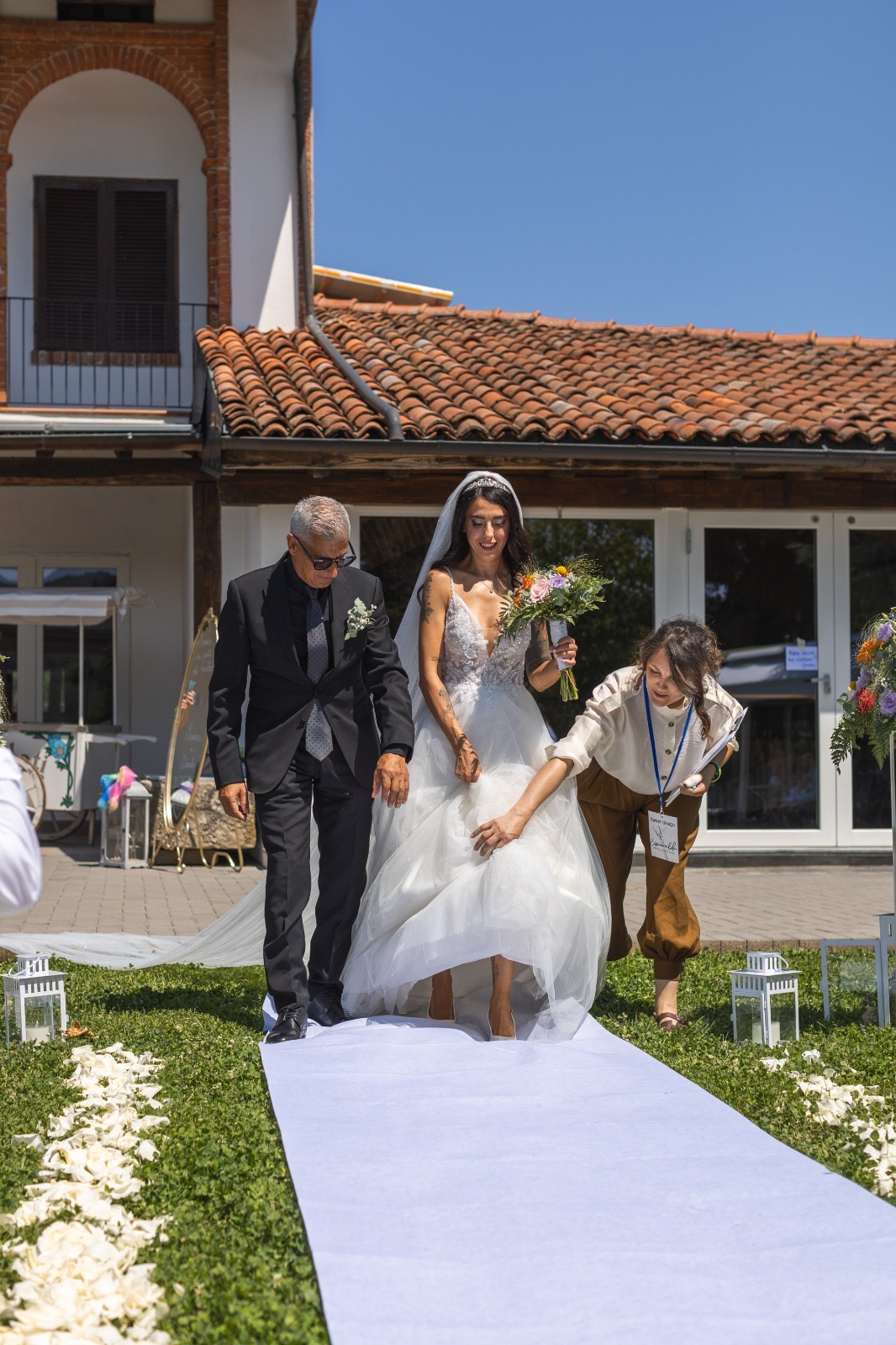 Esmeralda cura i dettagli all’ingresso della sposa
